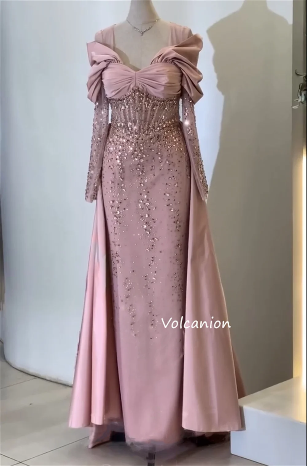 تخصيص البريق Charmeuse الطية مطرزة نمط مستقيم الخامس الرقبة فساتين طويلة مناسبة مخصصة المشاهير جودة عالية