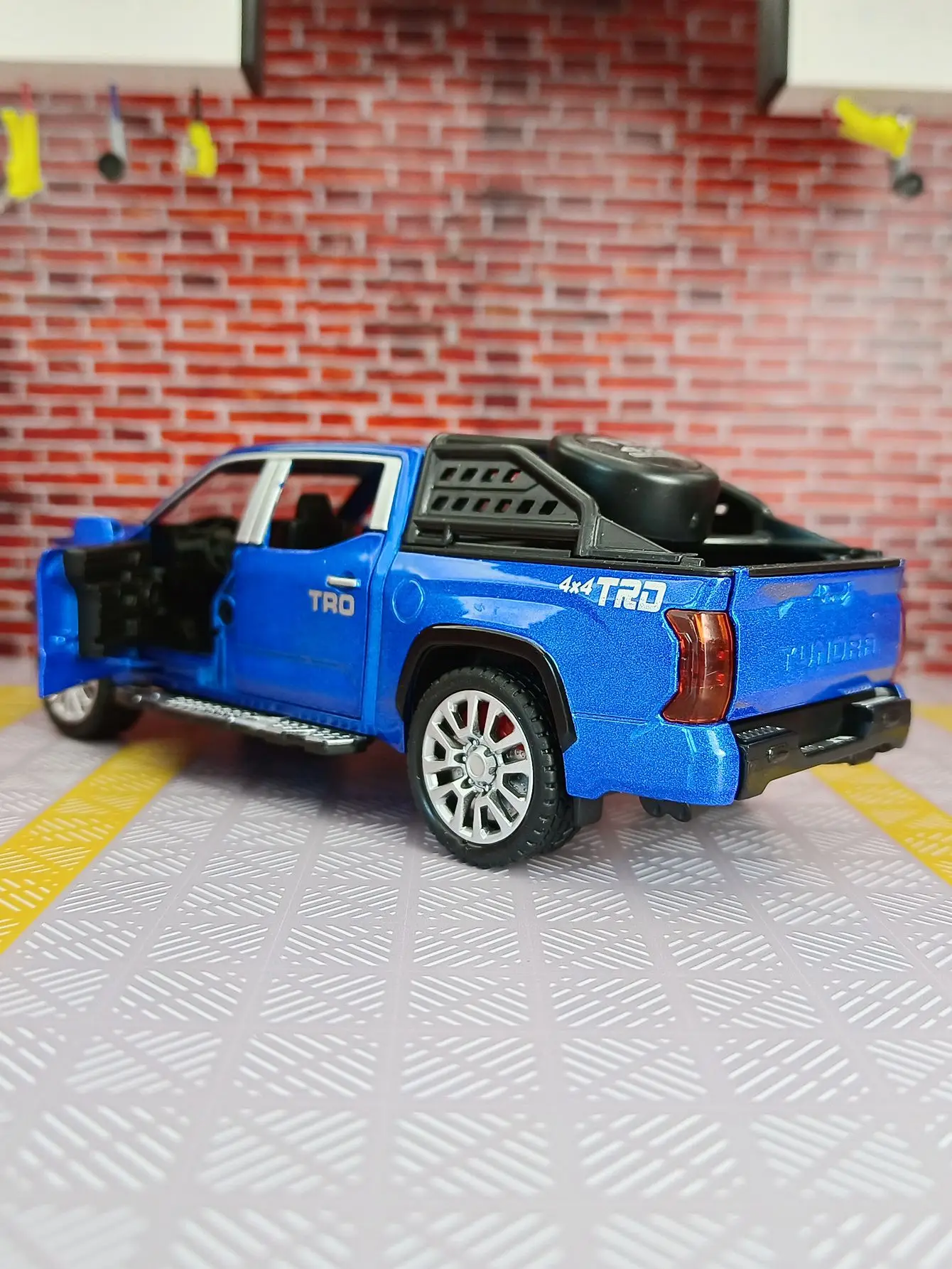 1:32 시뮬레이션 토요타 툰드라 합금 자동차 모델은 시뮬레이션된 사운드 및 조명 기능을 갖추고 있으며 양쪽 문이 열 수 있습니다.