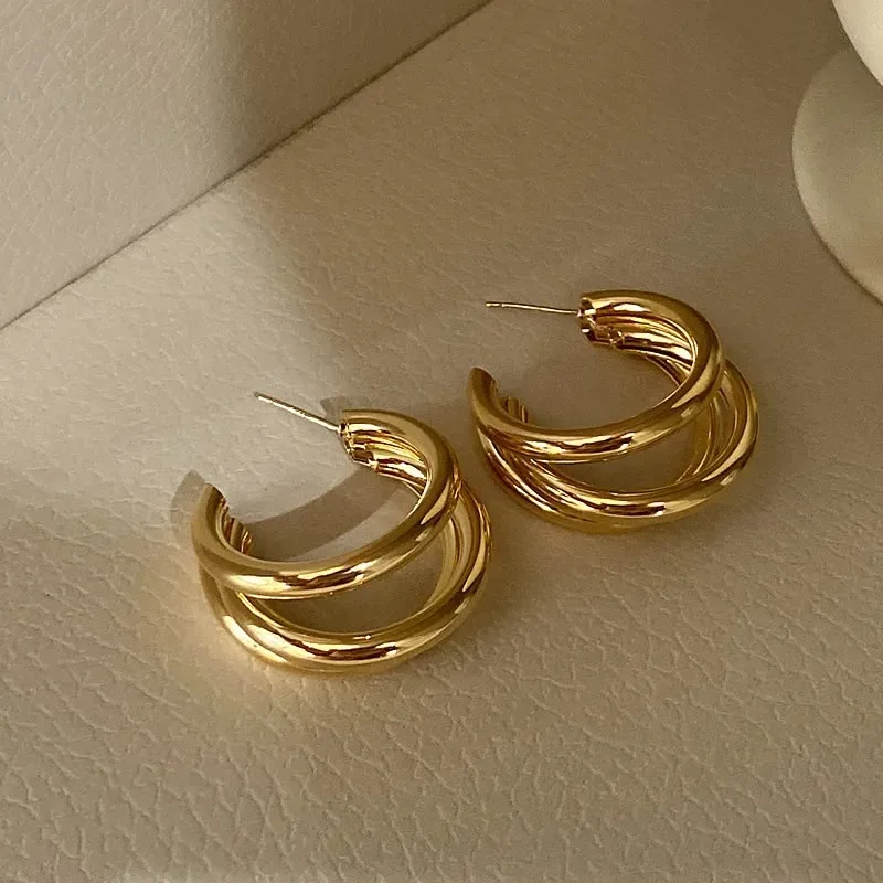 ثلاث طبقات الذهب اللون النساء استرخى أقراط C على شكل أنبوب مجوف انخفاض الأقراط المعدنية شخصية الشرير الأذن مجوهرات هدايا الحفلات