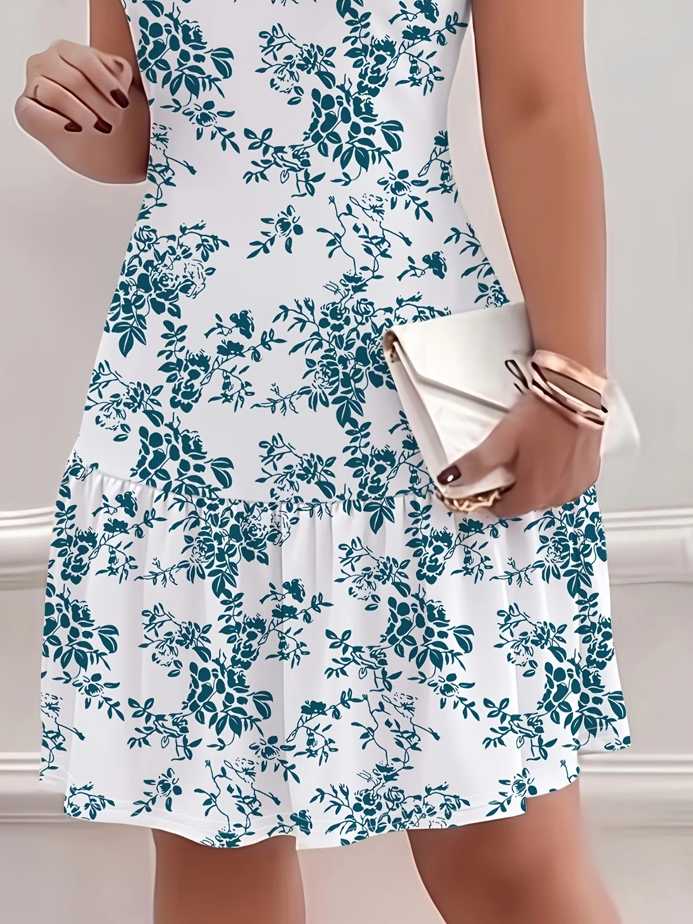 Sommerliches Midikleid mit Rundhalsausschnitt, lässigem Blumenmuster, kurzen Ärmeln und Rüschensaum – Detail 5