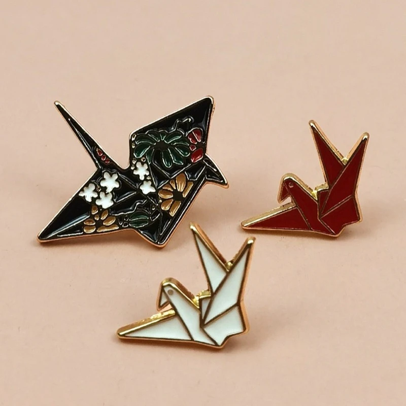 Creative Origami Crane Enamel Pin Vintage Floral Paper Crane Metal Brooch Lapel Badge Jacket Backpack Decor Meaningful Wish Gift