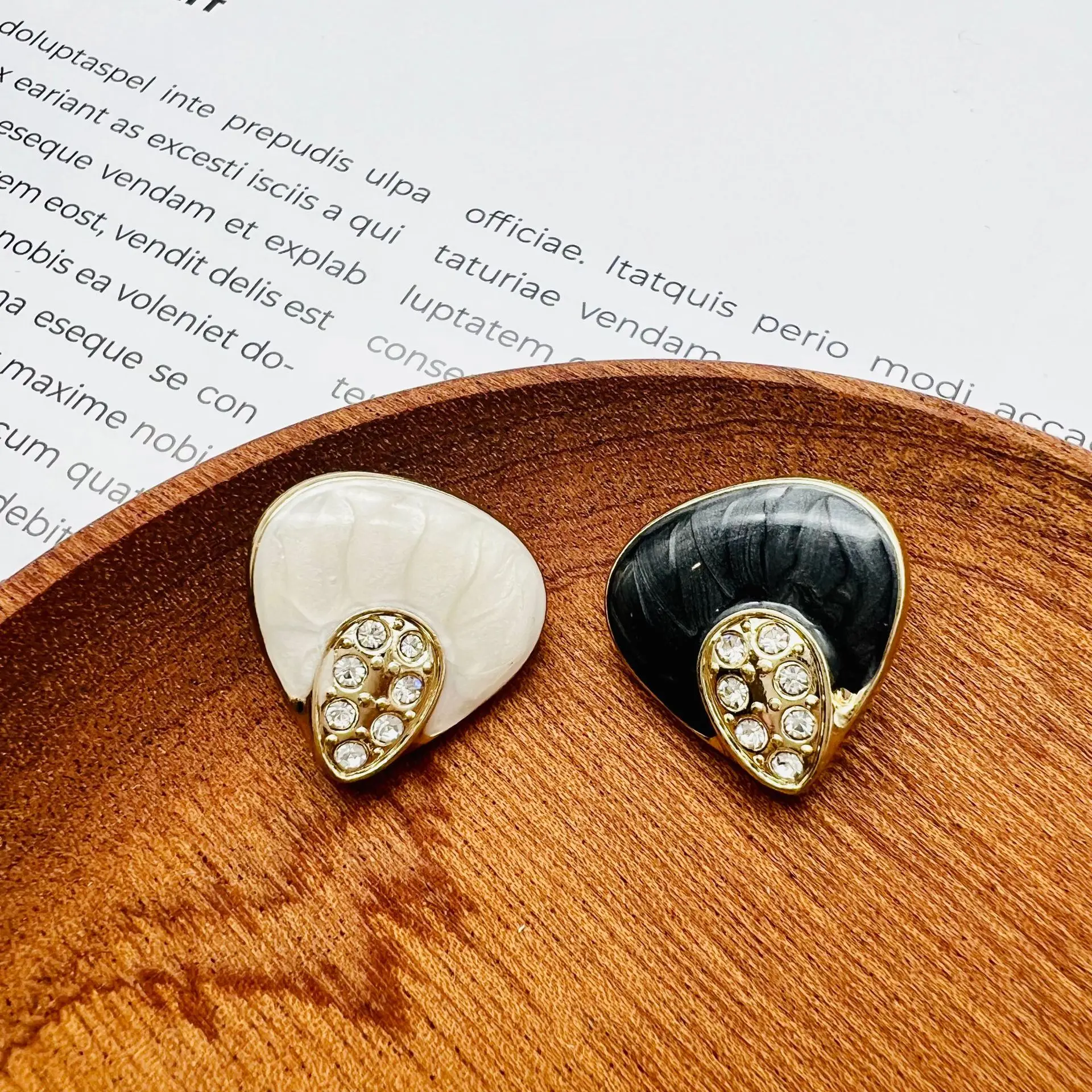 

10 шт., модные алмазные Треугольные металлические пуговицы