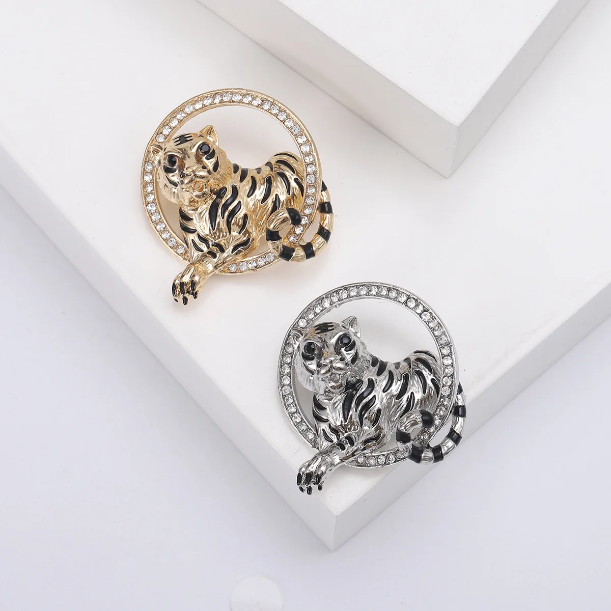 

High-End Water Diamond Tiger Brooch, Round Animal Collar Pin, Men's Suit Shirt Collar Badge, Party Luxury Jewelry Accessory Gift