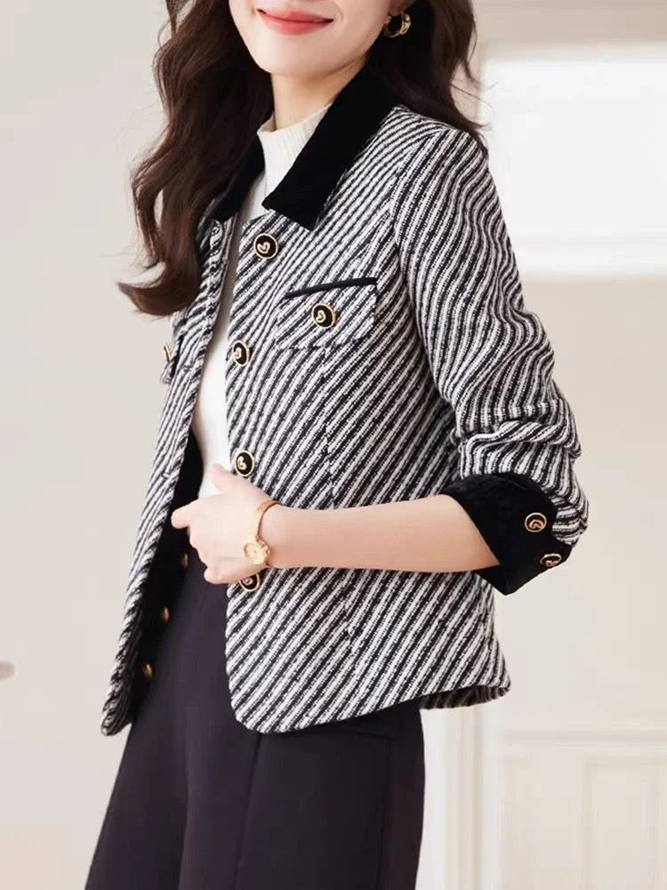 

Миниатюрное женское короткое пальто в полоску 2025 SP, новое элитное благородное элегантное стильное шикарное повседневное пальто, уникальный топ, популярная корейская одежда