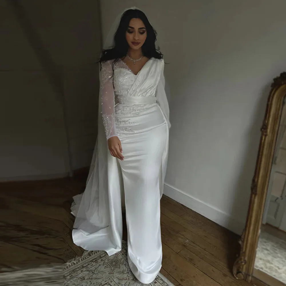 Maßgeschneidertes elfenbeinfarbenes Satin-Meerjungfrau-Hochzeitskleid mit V-Ausschnitt, Brautkleider für Bräute, lange Ärmel, Perlen-Brautkleid mit Schleppe