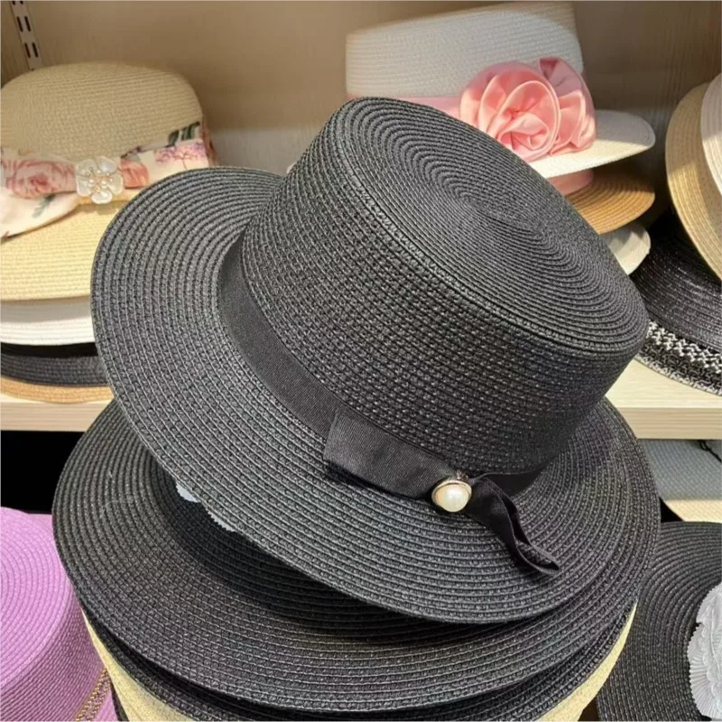 A new style of women's flat-topped top hat for and brim that shows off your face when you go out to the seaside