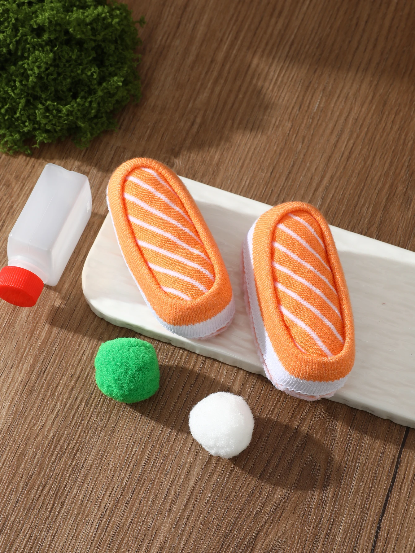 ユニークで創造的なサーモンデザインの男性用と女性用の同じ靴下が 1 組、実用的で興味深いホリデーギフトです。