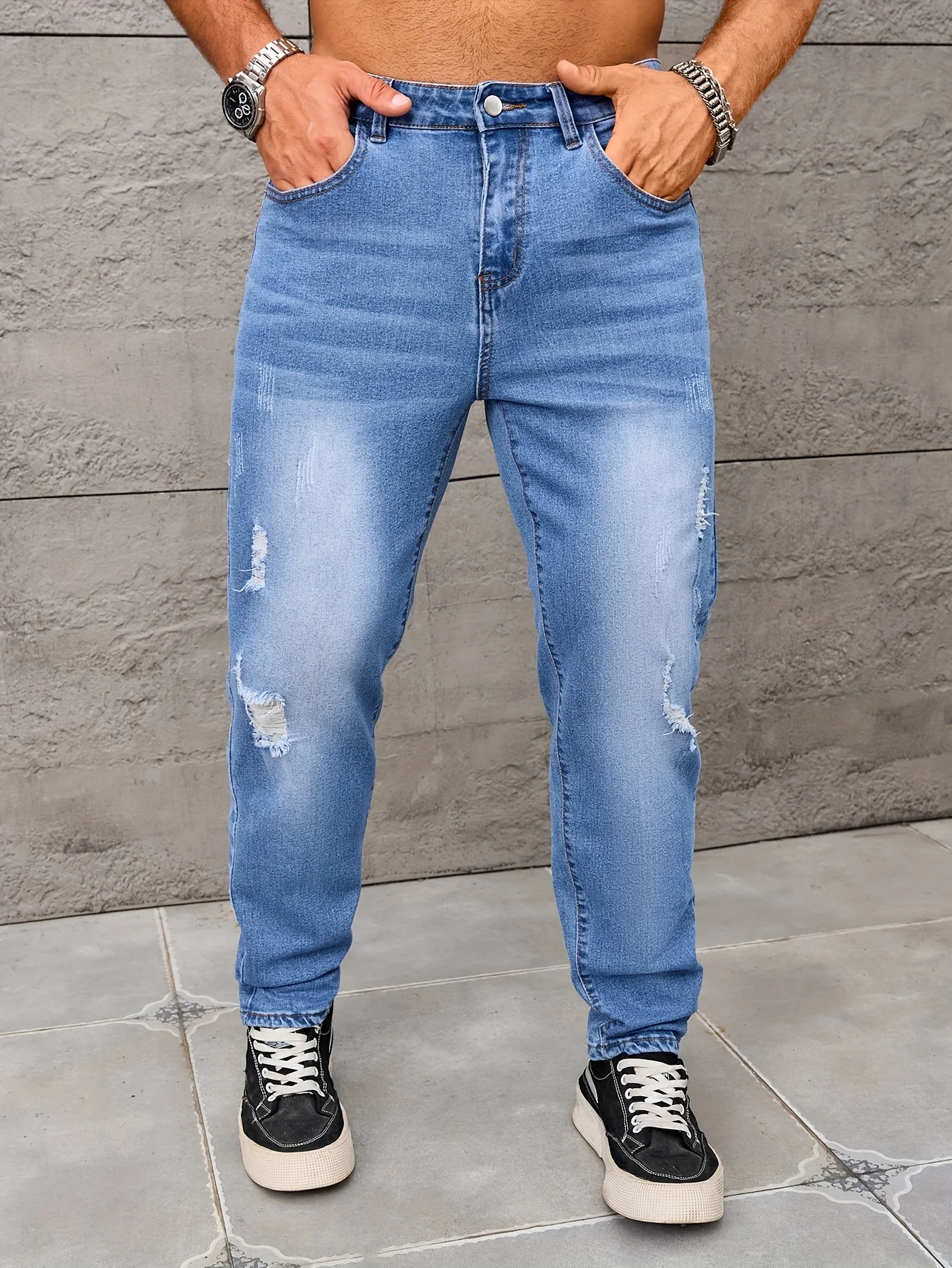 Pantaloni in denim strappati da uomo