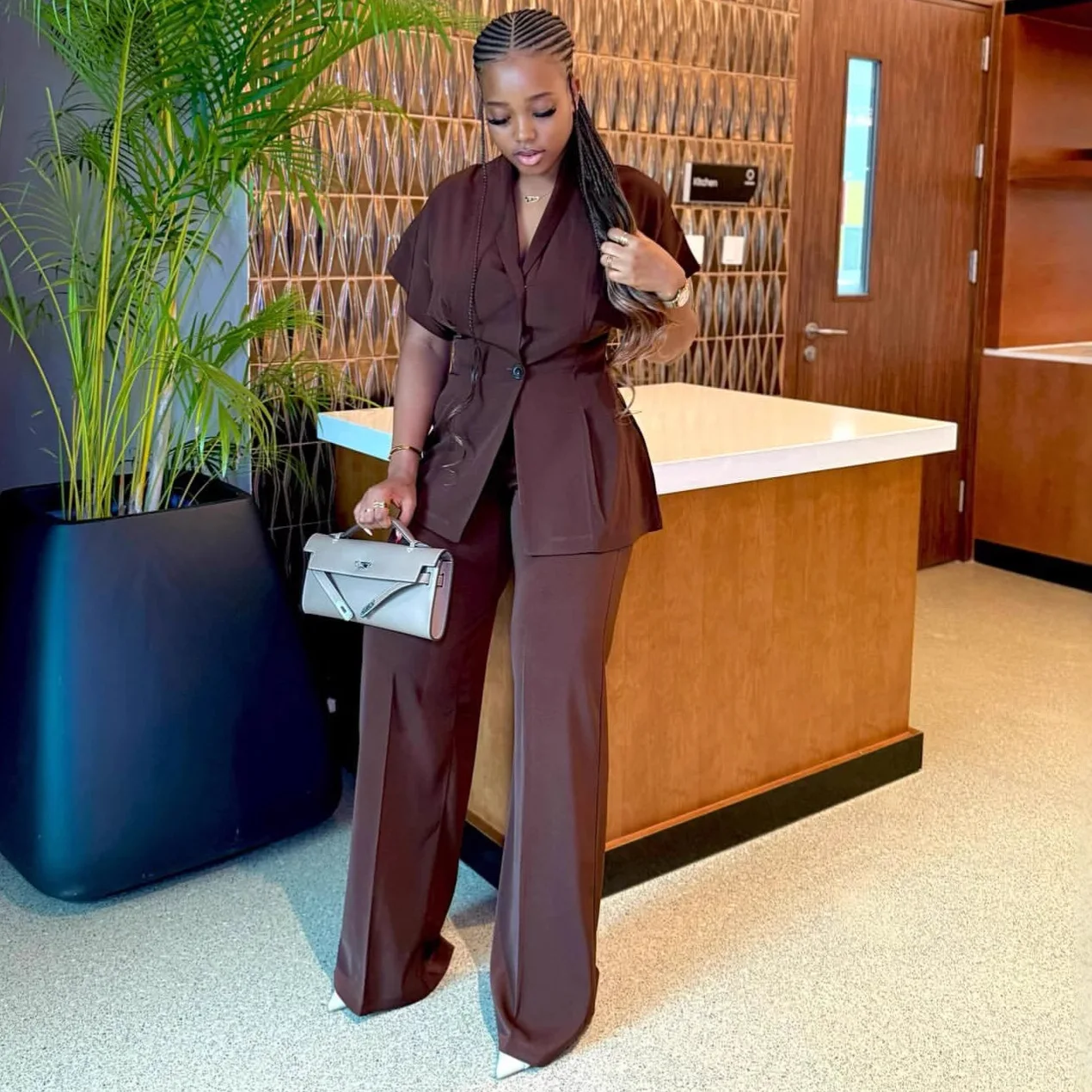 

Модный женский костюм-двойка: рубашка с отложным воротником и коротким рукавом, в стиле пэчворк, и брюки. Повседневный офисный комплект для женщин.