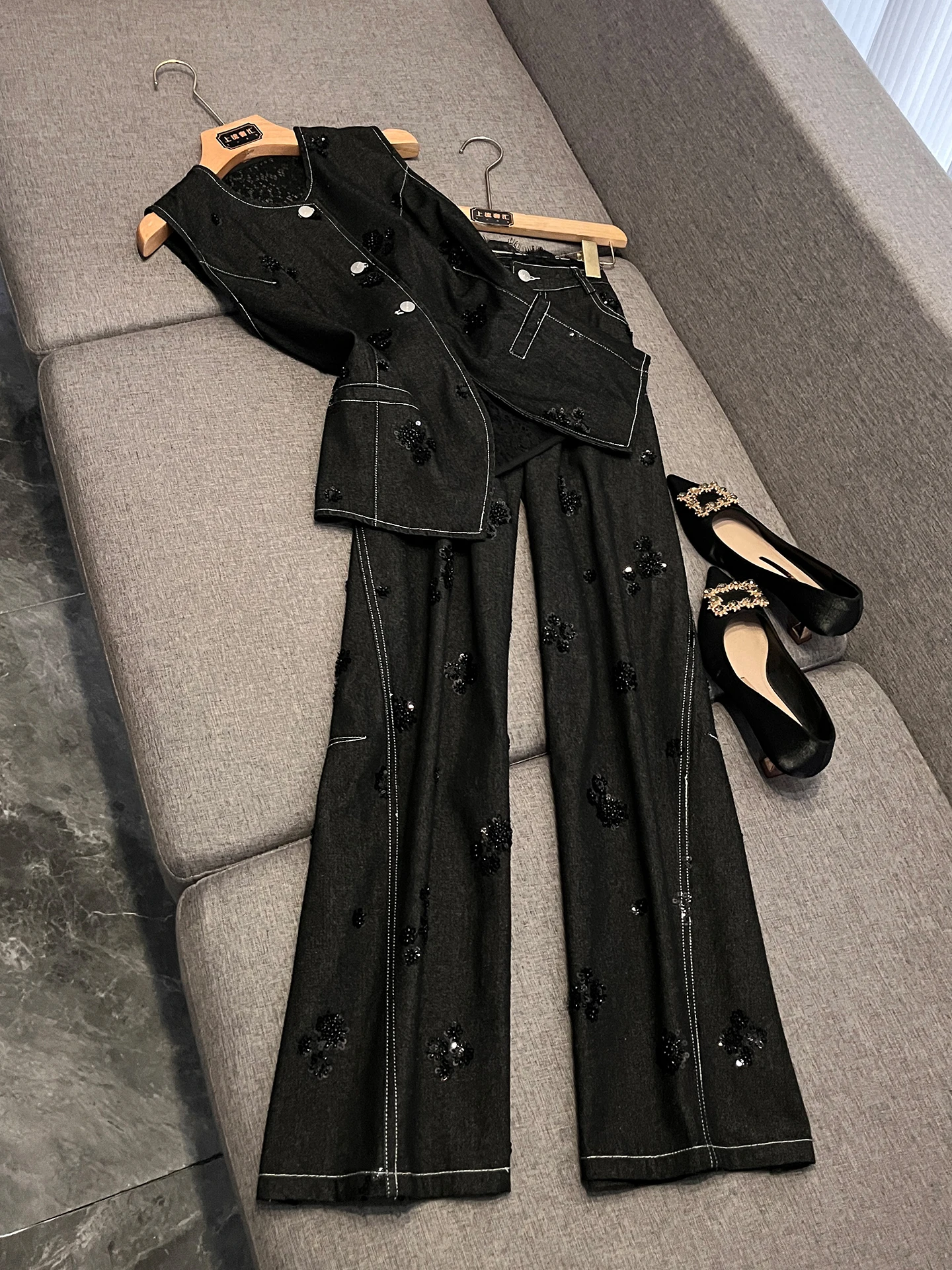 

Новый модный женский комплект 2026: топ-жилет с тяжелой вышивкой бисером и цветочным кружевом, утягивающий талию, и широкие джинсы с длинными штанинами