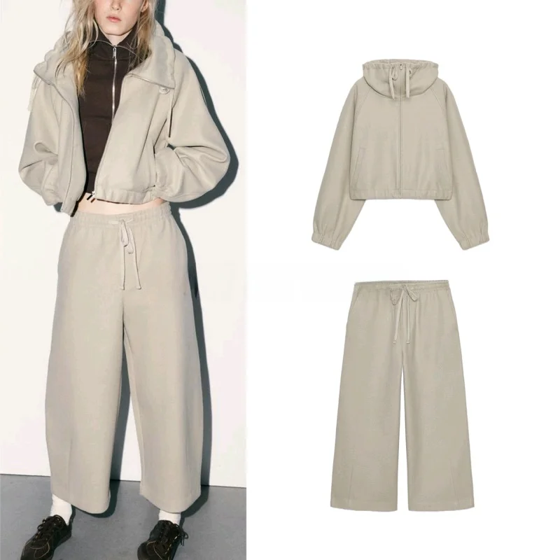 

Мягкий комплект из двух предметов для женщин: толстовка с длинным рукавом, воротником-стойкой и молнией, а также мягкие брюки с высокой талией и эластичным поясом. Модный зимний комплект.