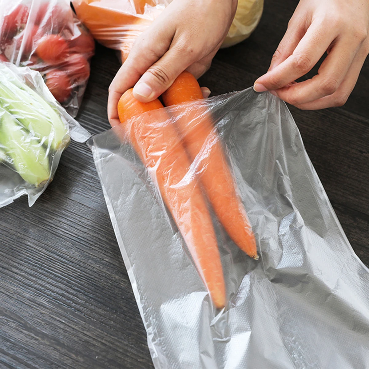 

100 pcs Food Grade Pe Freshness Bags Thicker Vegetable Fruits Storage Freezer Saver Bags With Seal Clip For Kitchen Use