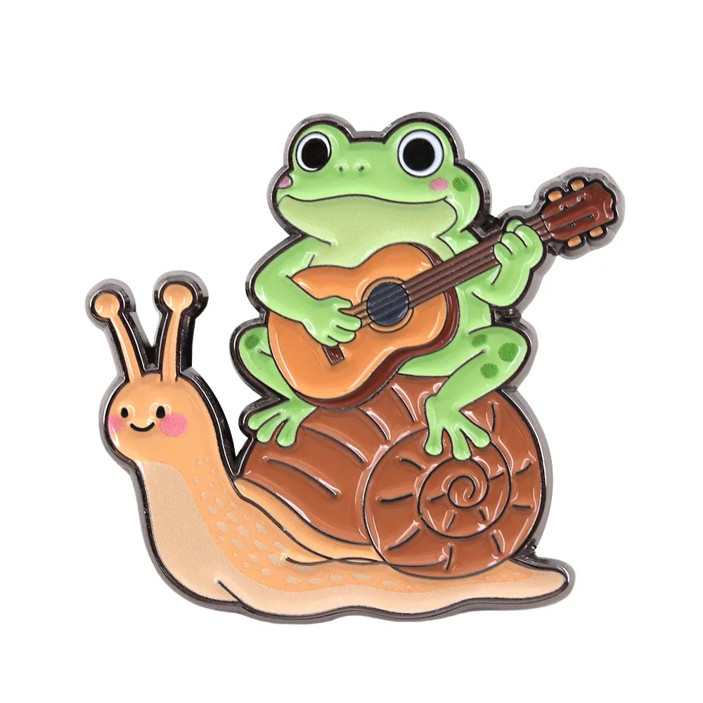 Cottagecore Frosch, der Gitarre auf einer Schnecke spielt, Emaille-Pin, Kawaii Tier-Brosche, Ästhetisches Musiker-Frosch-Abzeichen, Schmuckgeschenk, Naturliebe – Detail 1