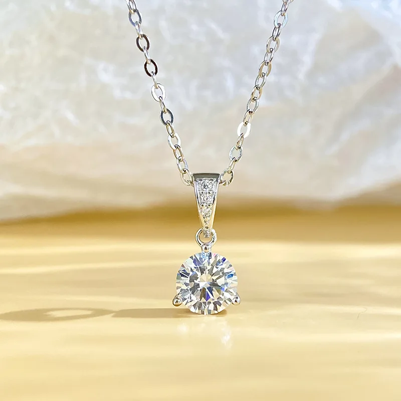 

Moissanite s925 sterling silver necklace pendant, simple and elegant three-prong collarbone chain