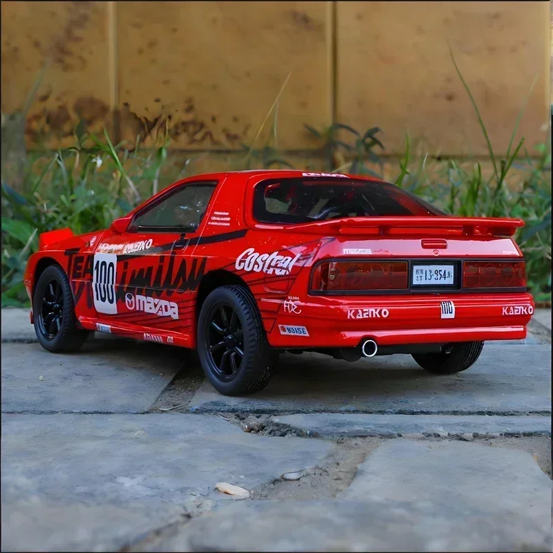 1:24 Mazda RX7 FC Latte Art inicial D supercoche aleación Diecast modelo coche sonido y luz fina decorativa juguetes para niños regalos