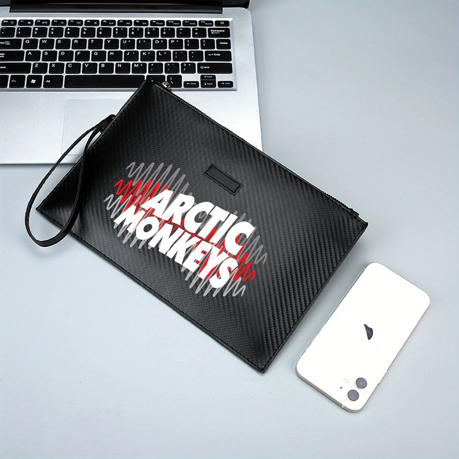 نص أبيض جريء مع موجات رمادية وحمراء حقيبة يد رجالية أنيقة مطبوعة من البولي يوريثان عصرية وعملية للحمل اليومي