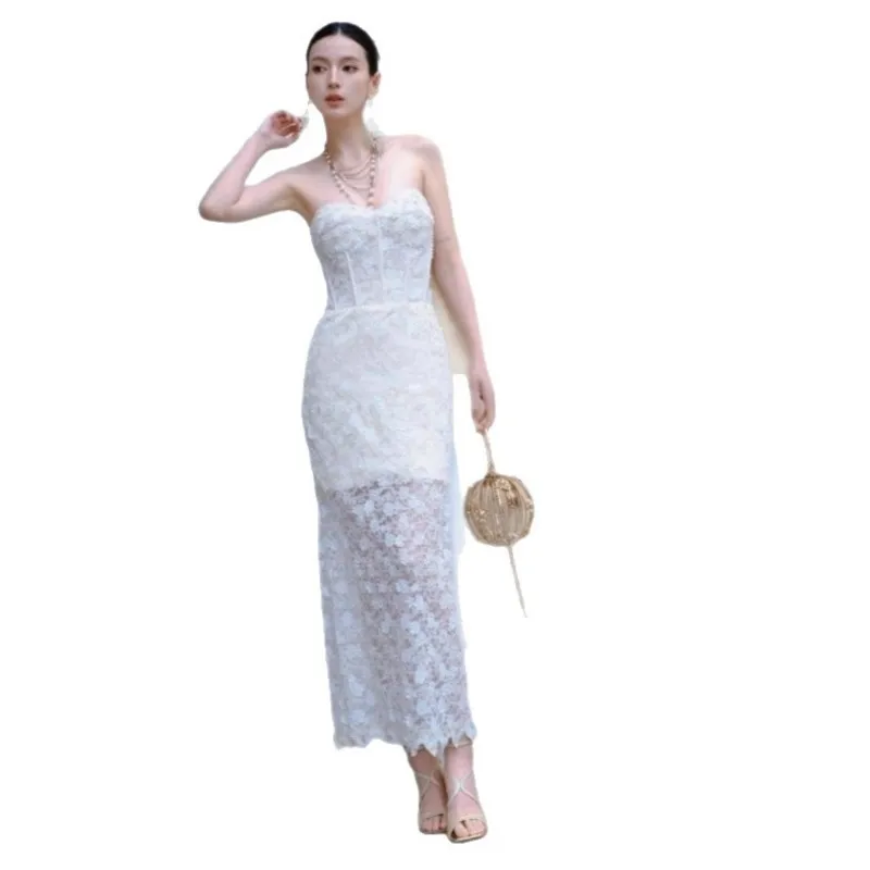 Neues trägerloses, figurbetontes Spitzenkleid mit Ausschnitten