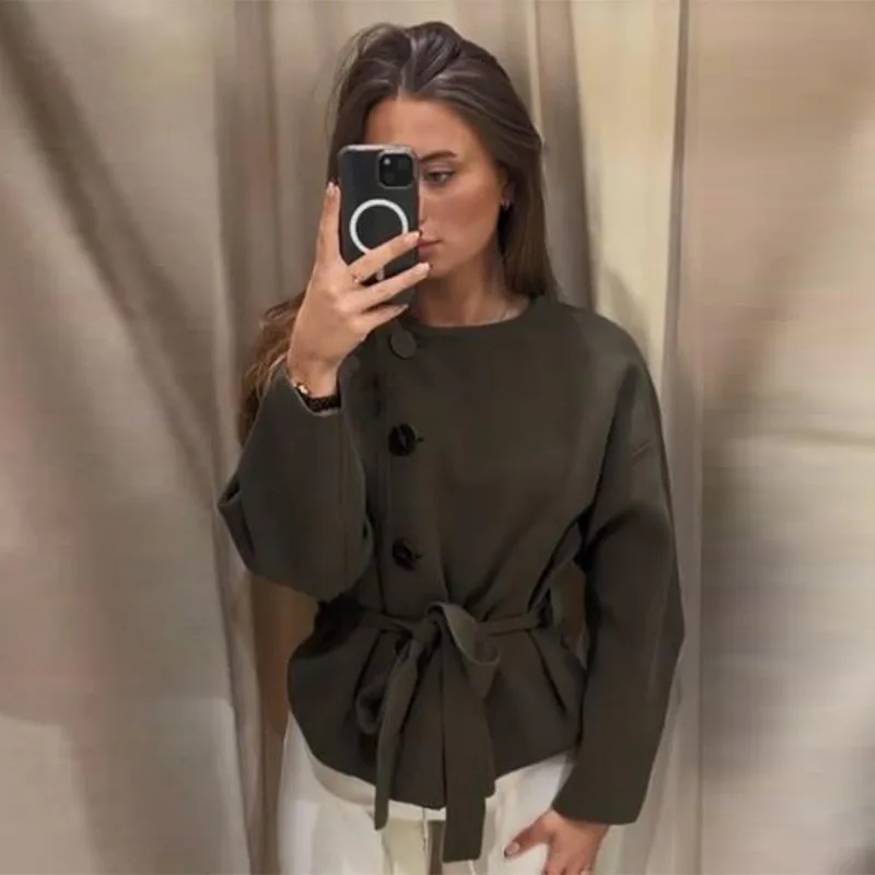 سترة نسائية للخريف والشتاء برقبة دائرية معطف بصدر واحد وأكمام طويلة ملابس خارجية فضفاضة مع حزام 2025 ملابس خروج نسائية جديدة