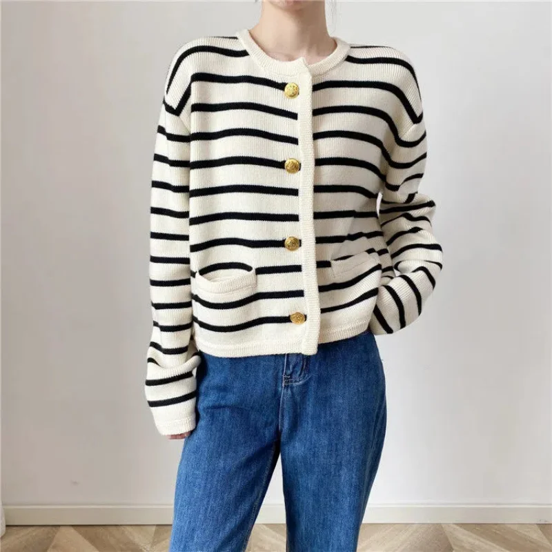 Autumn and winter Korean contrasting striped knitted cardigan women\'s winter single -row metal buckle pocket sweater cardigans