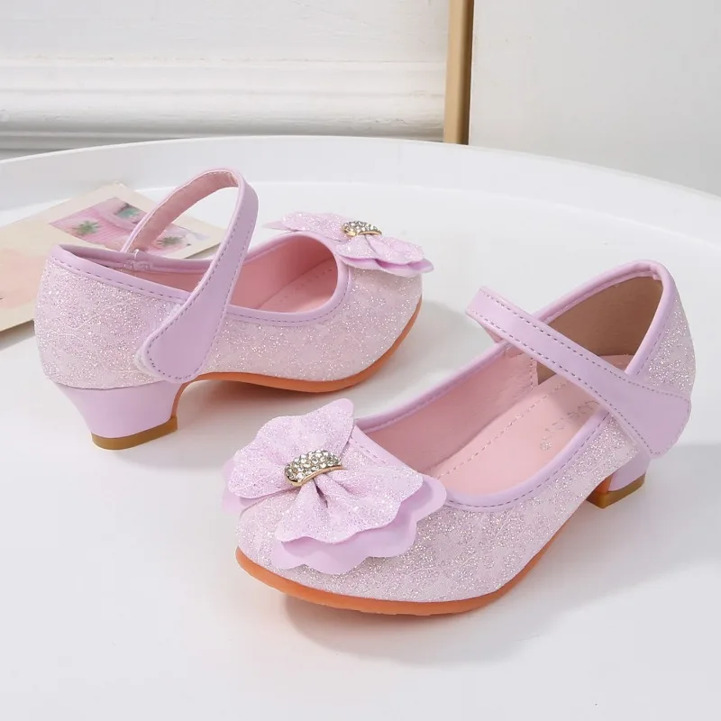

Элегантные туфли на высоком каблуке для девочек, новинка 2023 года, детская модная праздничная обувь для малышей, детские кожаные туфли с милым бантом и блестками