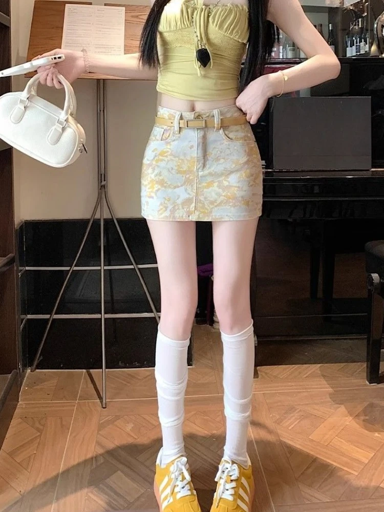

​ Женская летняя джинсовая юбка-карандаш с высокой талией, желтая, с цветочным принтом и эффектом тай-дай, облегающая, универсальная, укороченная, стройнящая ​