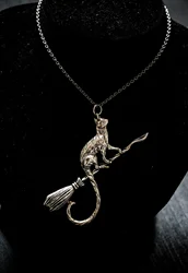 Gatto su una scopa, stregoneria pagana Wiccan delle stregonette, regalo straordinario gioielli Wiccan regalo di Halloween