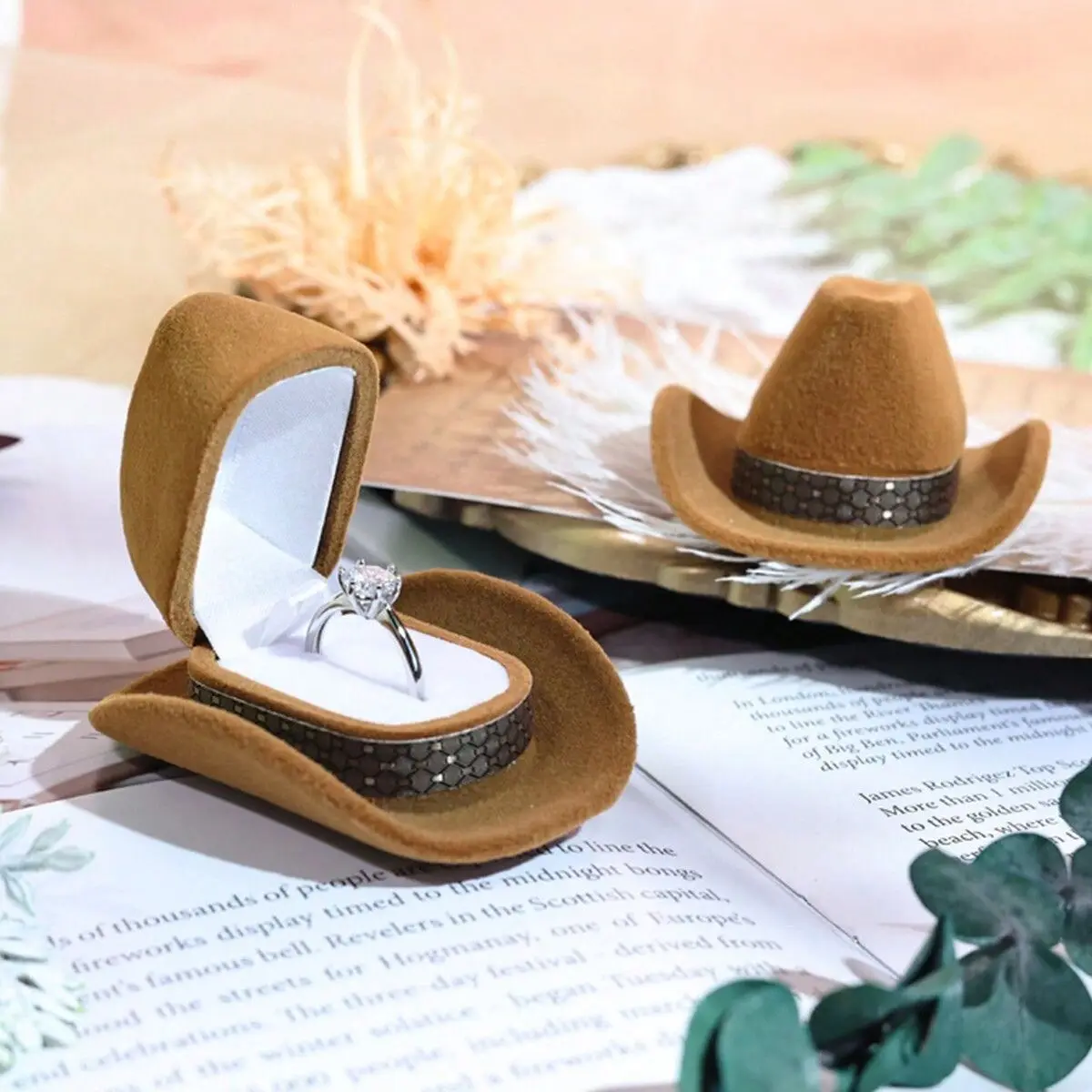 

Креативная коробка в форме ковбойской шляпы для колец, бархатная витрина для ювелирных изделий, контейнер для хранения, дисплей для упаковки ювелирных изделий, новинка, 1 шт.