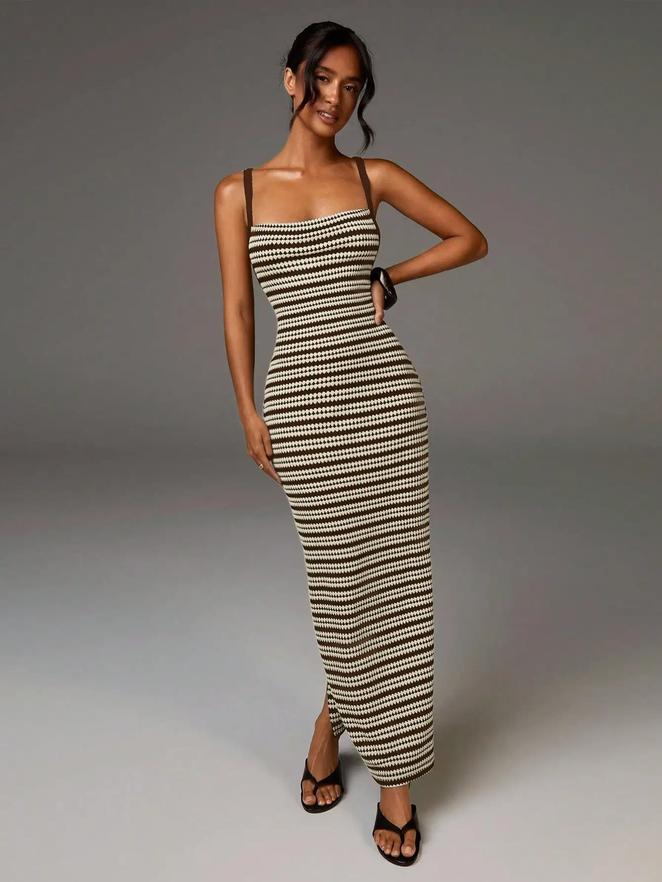 

Коричнево-кремовое вязаное платье макси без рукавов с узором для женщин