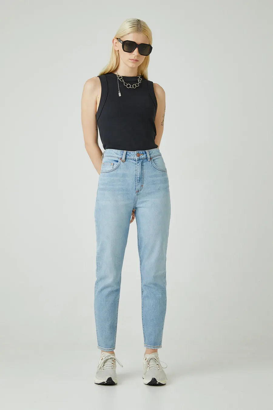 Calça Jeans Feminina Ecológica de Cintura Alta com Perna Reta e Detalhe no Tornozelo, Estilo Mom, Sem Poluição, Moderna