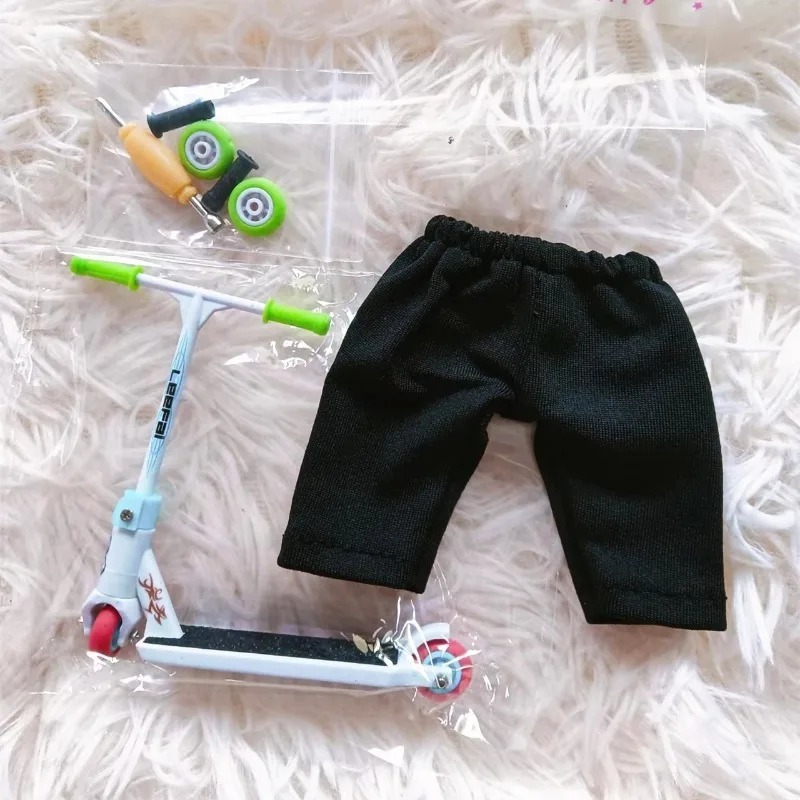 Mini Finger Scooter Toy Model Finger Scooter Skateboard Kit giocattolo interattivo per bambini accessori per casa delle bambole Mini Skateboard