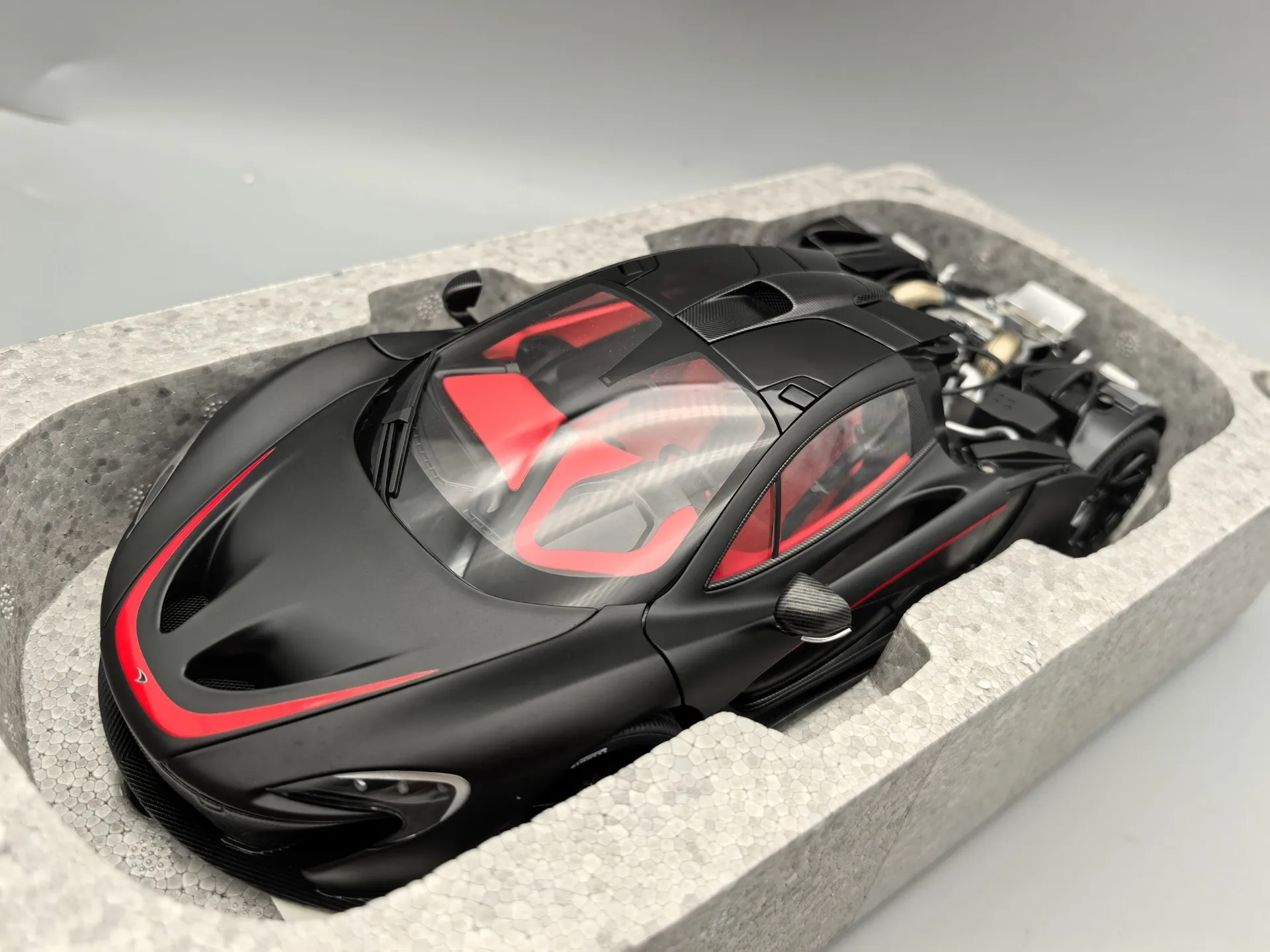 Autoart 1:18 P1 Schwarz Rot Simulation Limited Edition All Open Alloy Metal Statisches Automodell Spielzeug Geschenk