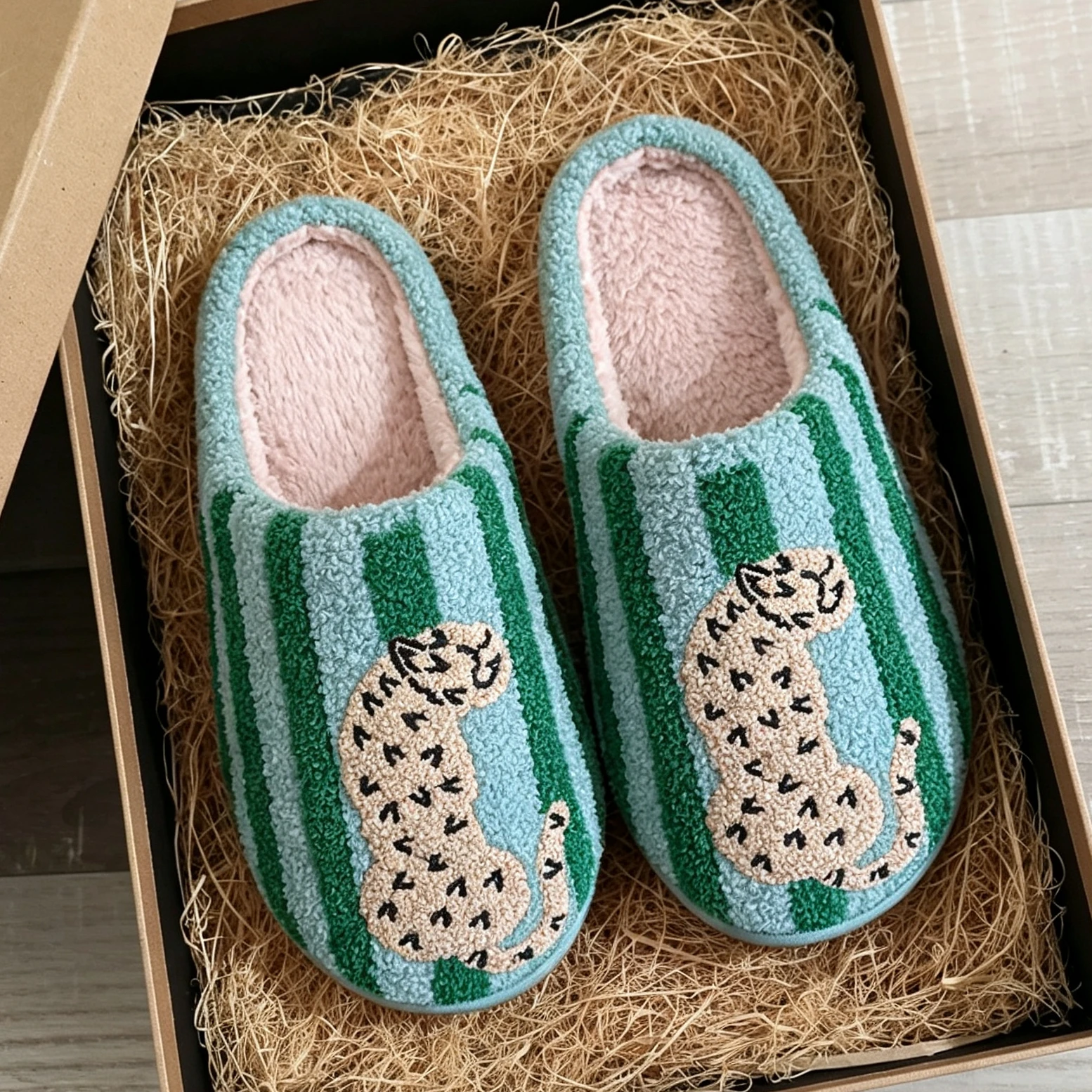 Herren-Plüschpantoffeln, farblich abgesetzte, bestickte Winter-Hausschuhe mit gestreiftem Leopardenmuster, rutschfeste, warme, bequeme Plüschschuhe für Damen