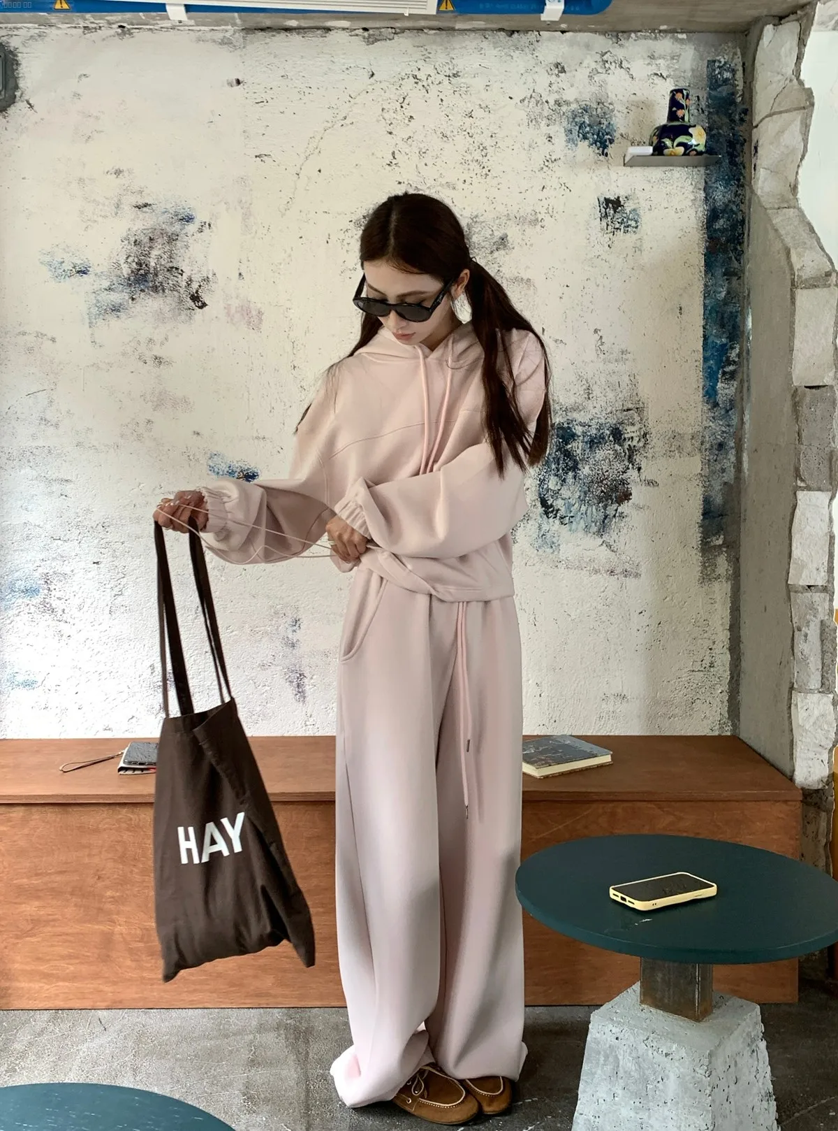 

Свободный повседневный комплект из худи и длинных брюк для женщин, осенняя новинка, однотонный, удобный, в стиле стритвир