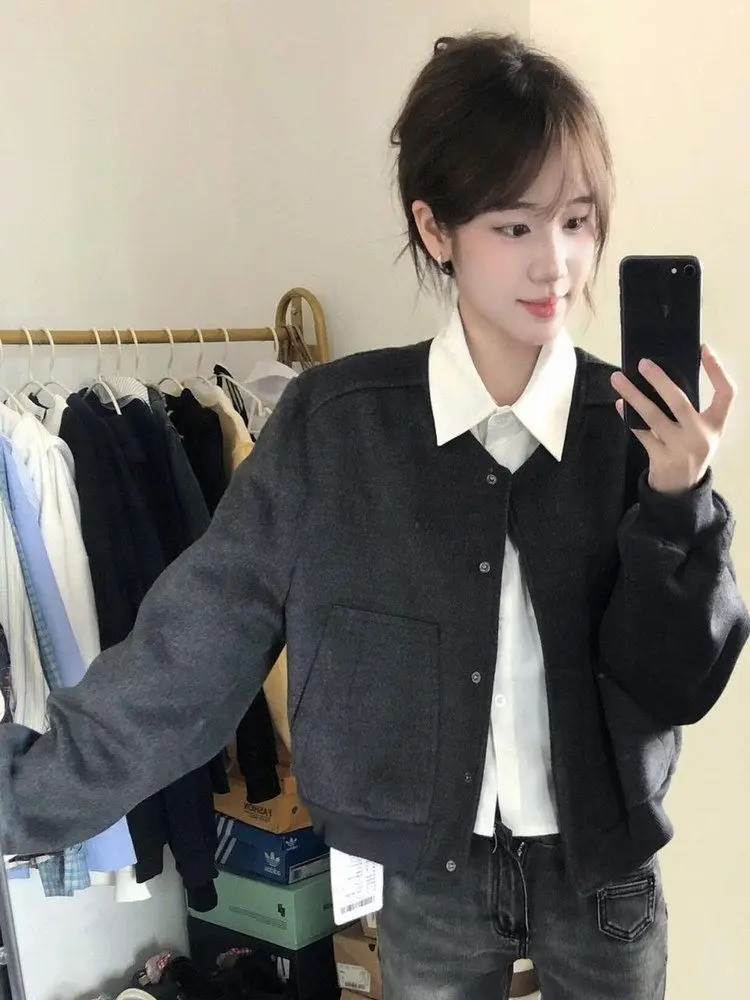 

Куртки-бомберы женские красные осенние облегающие с двусторонними декоративными пуговицами-«рыбьи кости», рукавами с клапанами на кнопках, украшенные в стиле Y2K