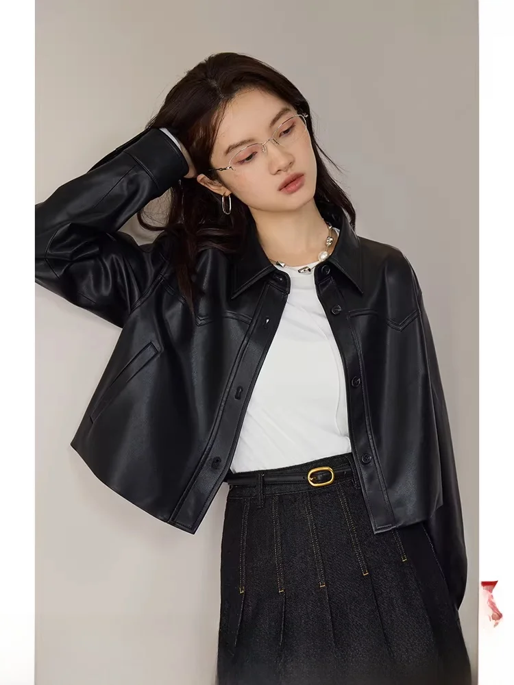 セルフシックまたはレトロなPUレザーのジャケット、女性用ヘビーワークデザイン、ブラックレザーコート、ボタン装飾、ストレートボディ、通勤用