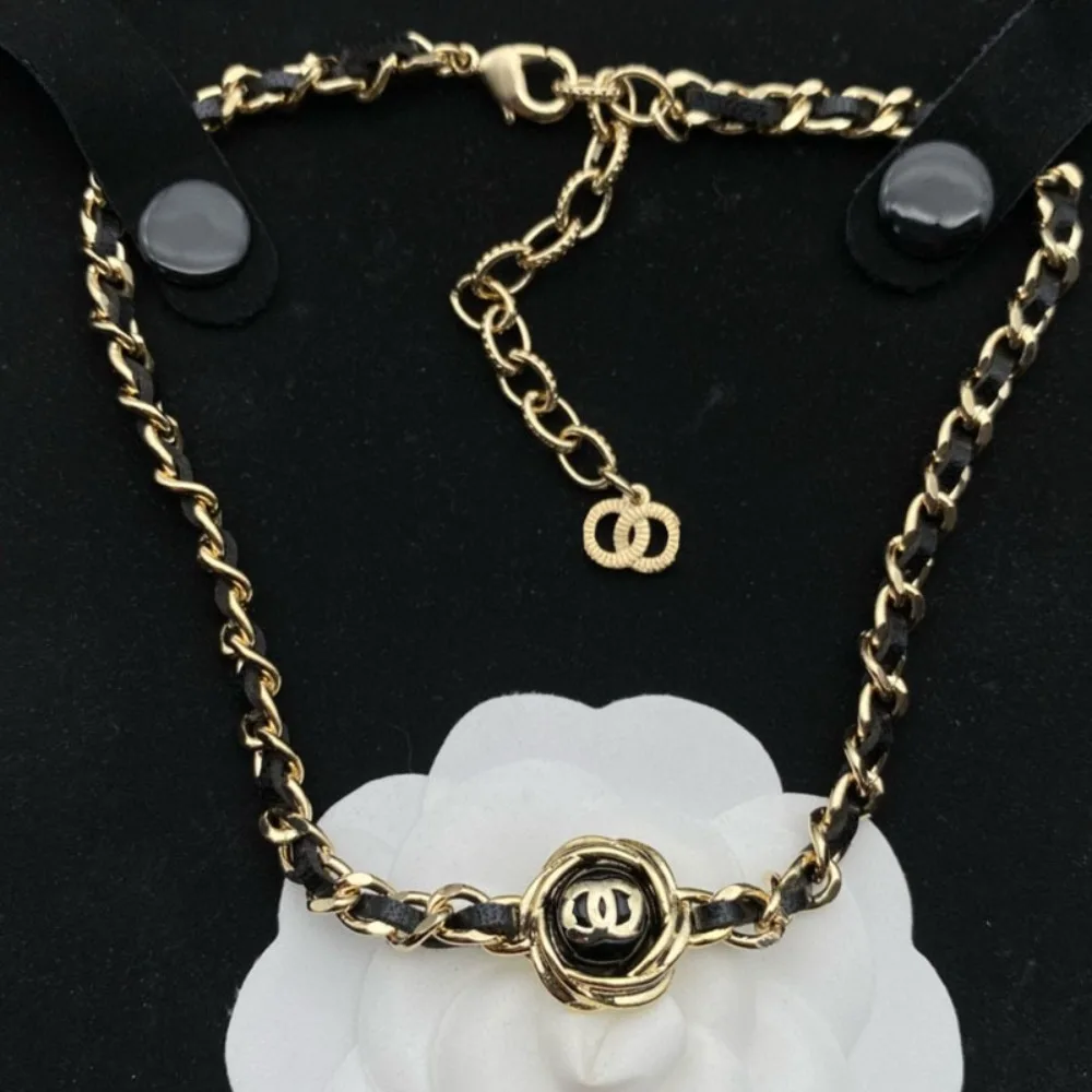 2025 Women's High-end Classic Necklace Love Pearl Collarbone Chain in Ancient Letters Celebrity Neck Chain