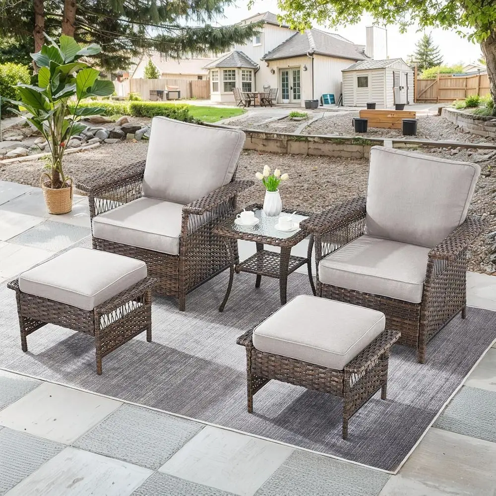 

Комплект плетеной мебели для патио из 5 предметов: 2 стула, 2 пуфика, приставной столик с бежевыми подушками для пространств на открытом воздухе