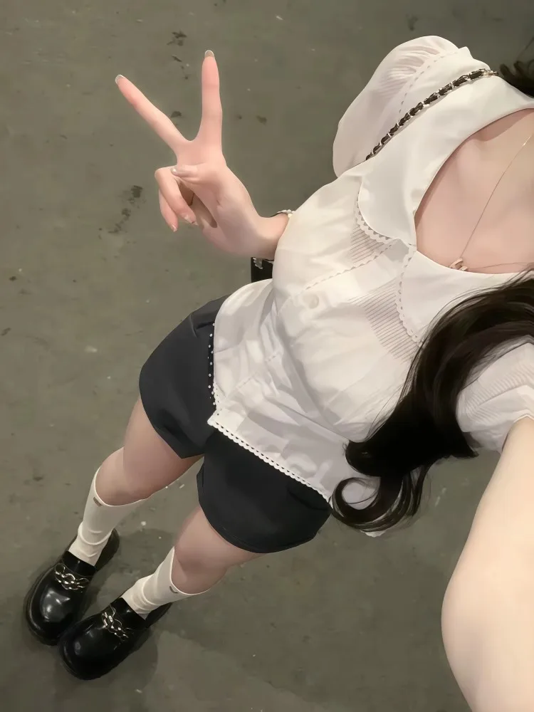 

Белая женская летняя блузка с коротким рукавом и воротником-стойкой, приталенная, с уникальным дизайном, рукавами-фонариками и утянутой талией, укороченная