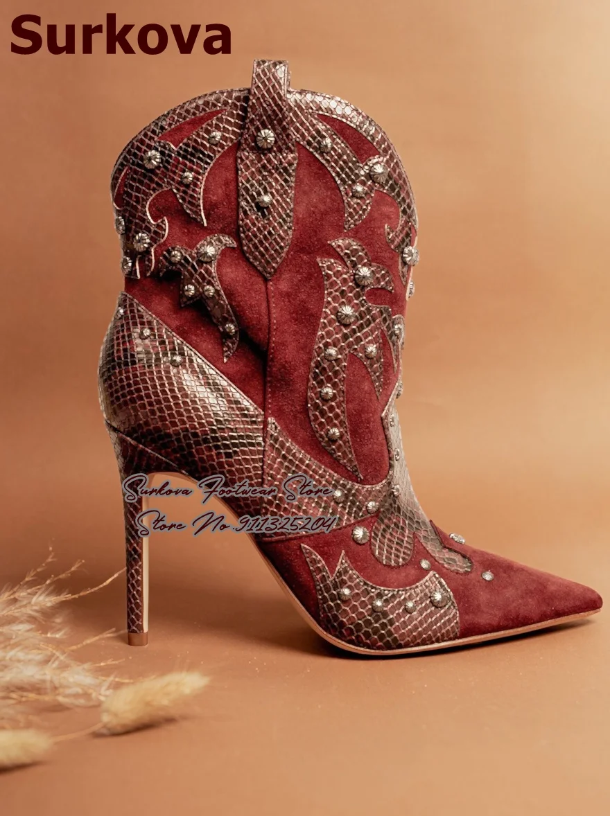 Botines de tacón de aguja finos y puntiagudos Surkova estilo vaquero vintage con parches de piel de serpiente y gamuza, ideales para discoteca.