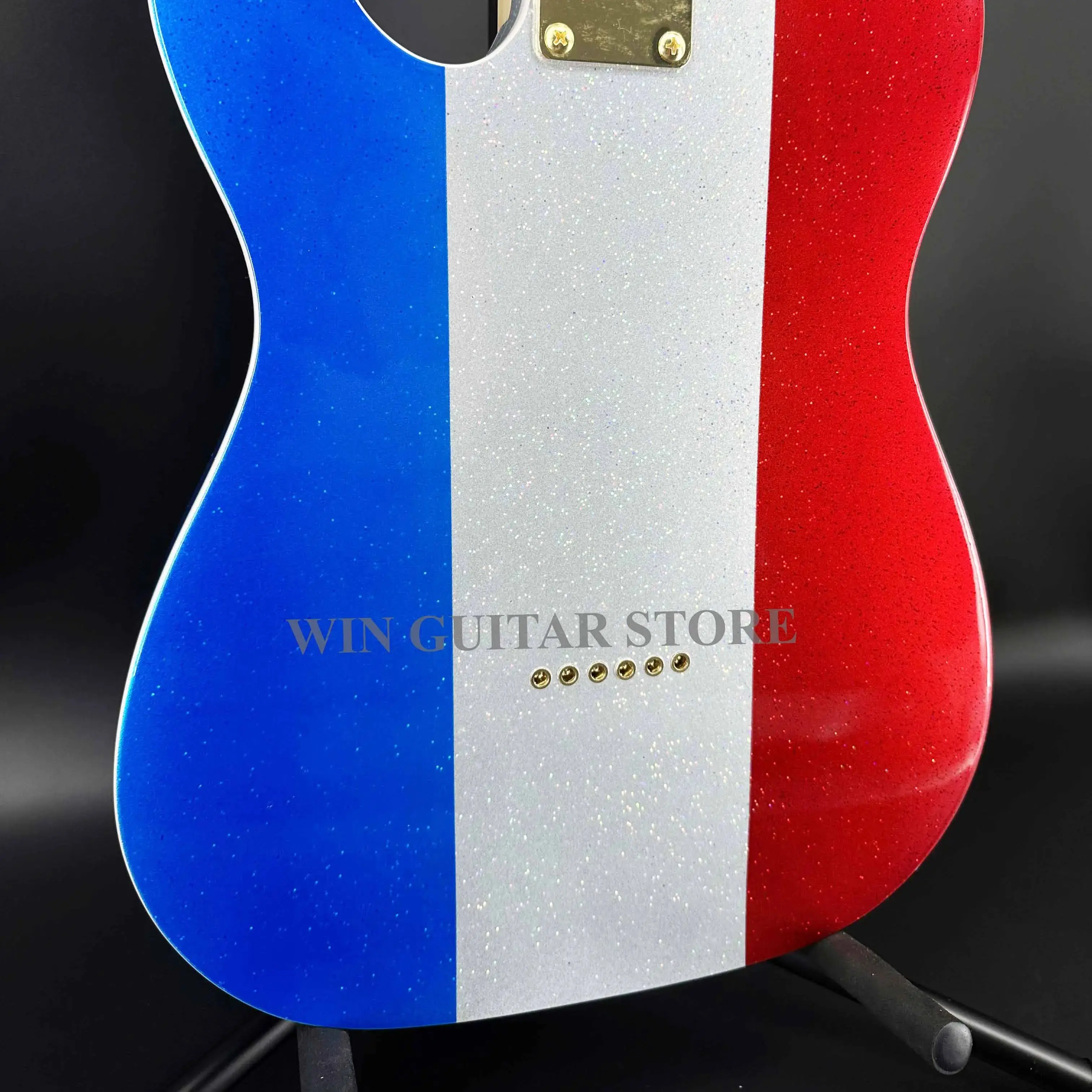 E-Gitarre mit dreifarbiger Metalllack und großem körnigen goldenen Accessoires. Ein Weihnachtsgeschenk. Kostenloser Versand