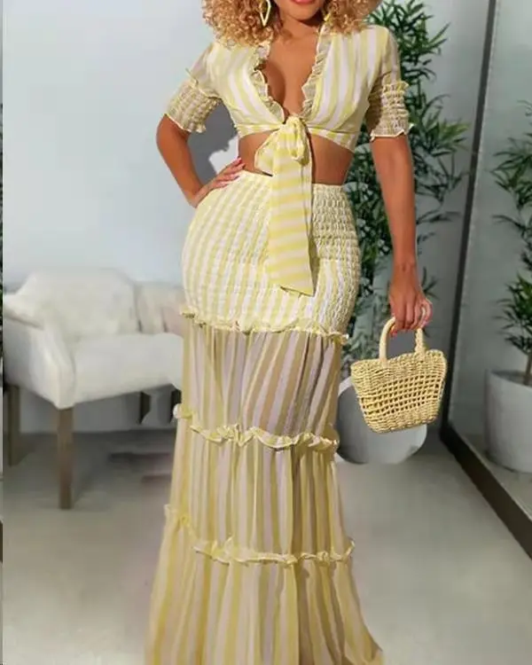 Damski zestaw: sukienka maxi w paski z wycięciami i wiązaniem w talii, krótki rękaw i falbaniasta silueta, stylowa moda.