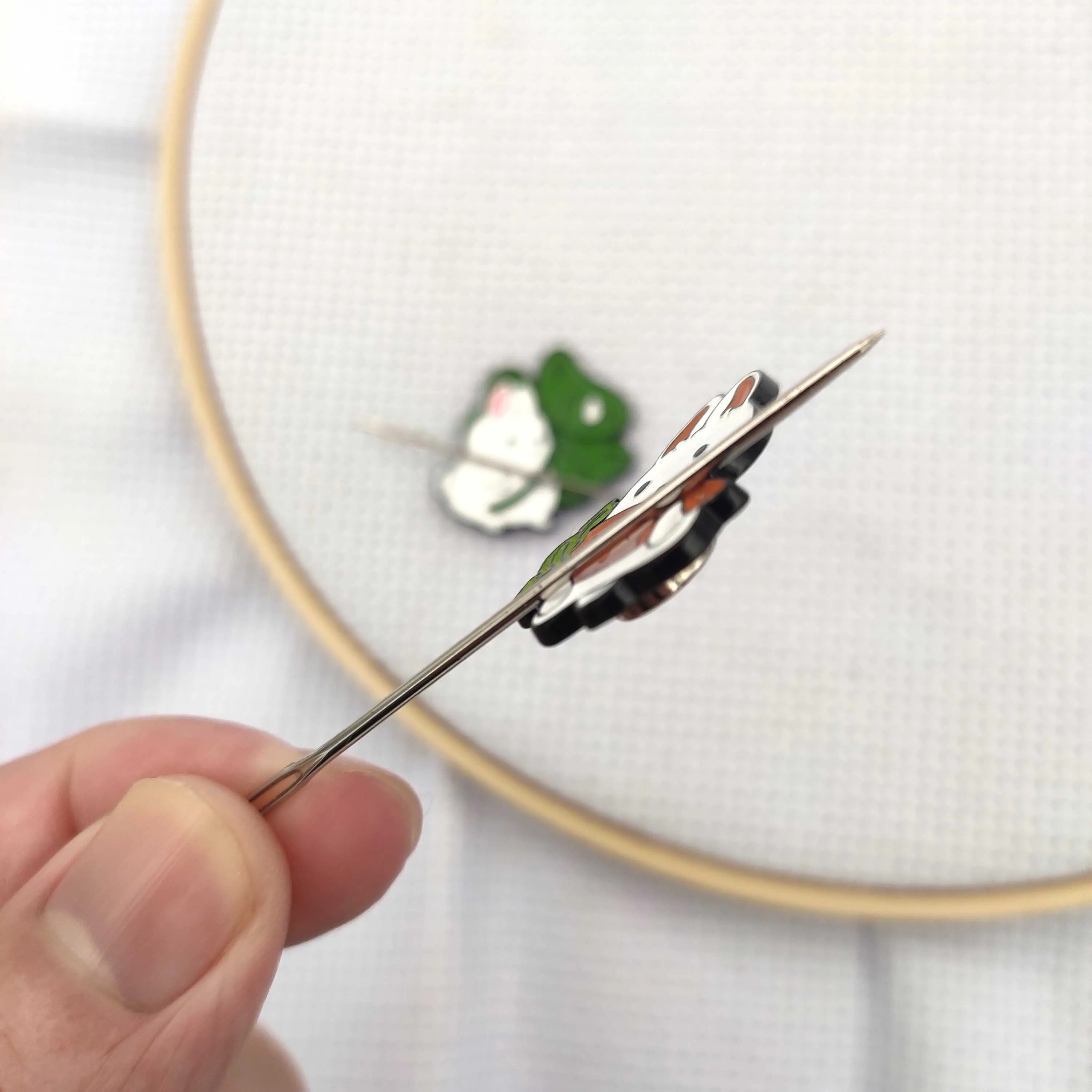 Needle Minder Rabbit, Bunny Needle Holder for Cross Stitch Magnetic Needle Keeper Finder Cute Sewing Magnet Easter Embroidery