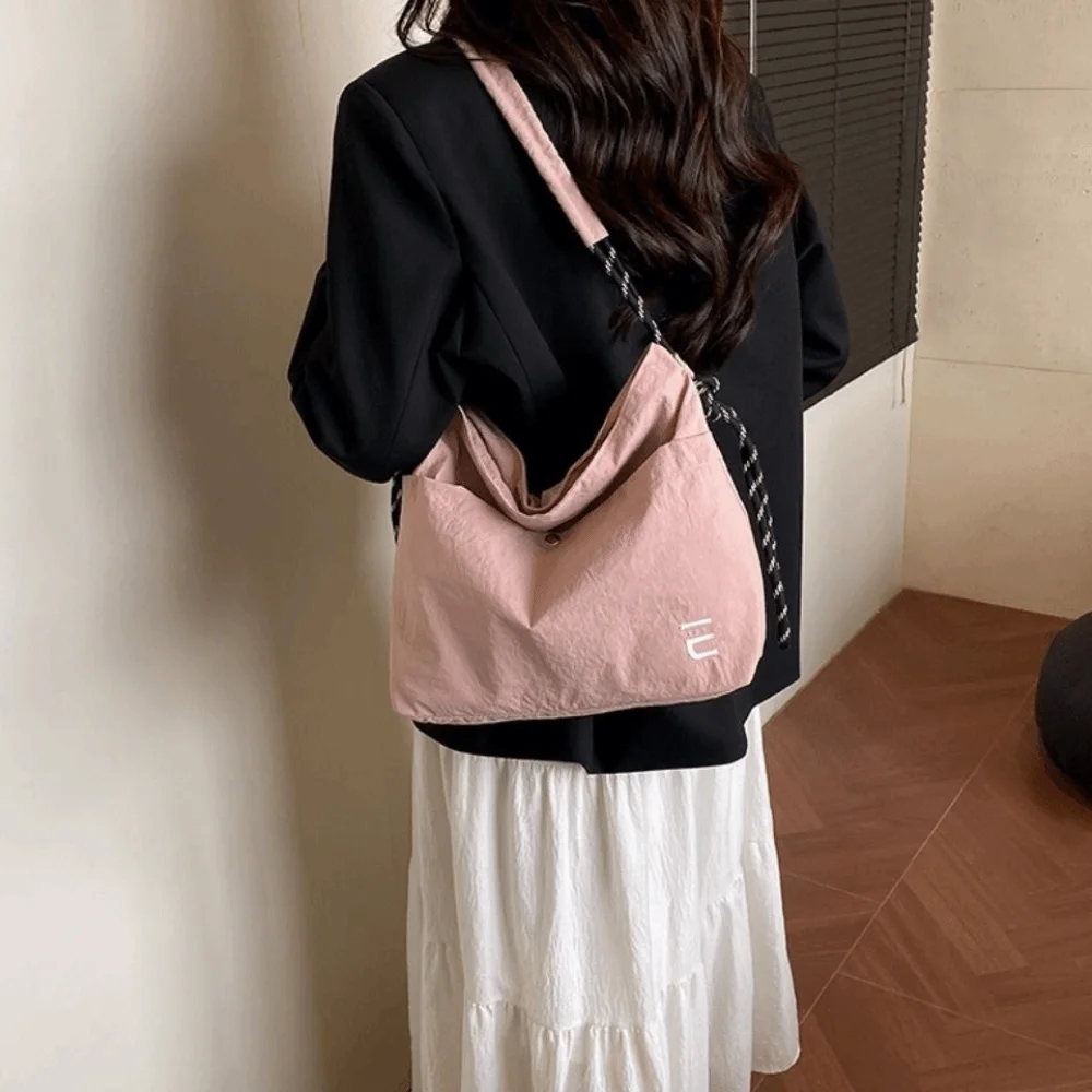 

Fashion Stylish Light Weight Shoulder Bag Leisure Waterproof Nylon Messenger Bag Large Capacity Casual Women's Handbags Girls