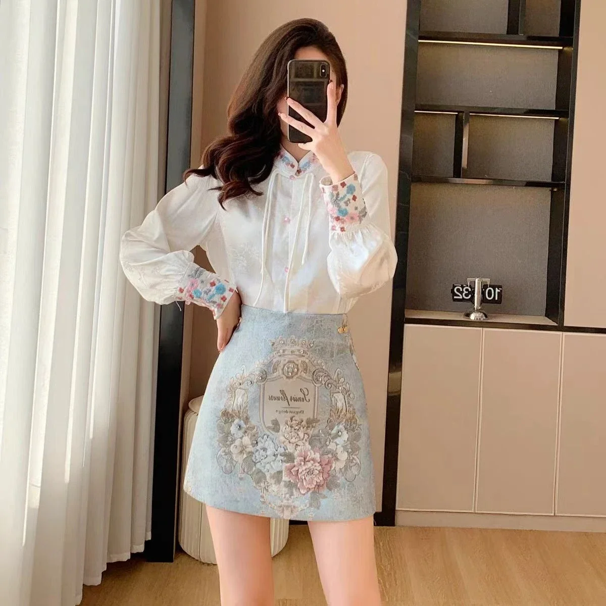 Counter Quality Luxury Diamonds Vintage Embroidery Jacquard Fabric Short Skirt For Women 2025 Spring New High Waist Slim Skirt