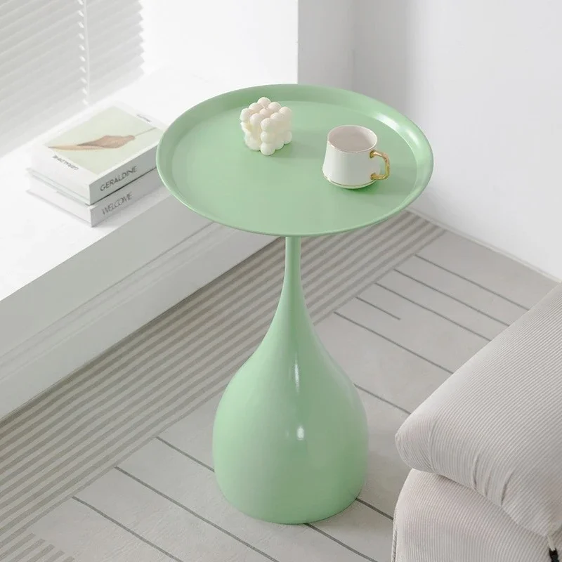 Een paar minimalistische lichte luxe nachtkastjes bij de bank, kleine ronde tafel, woonkamer in Scandinavische stijl, mini kleine salontafel