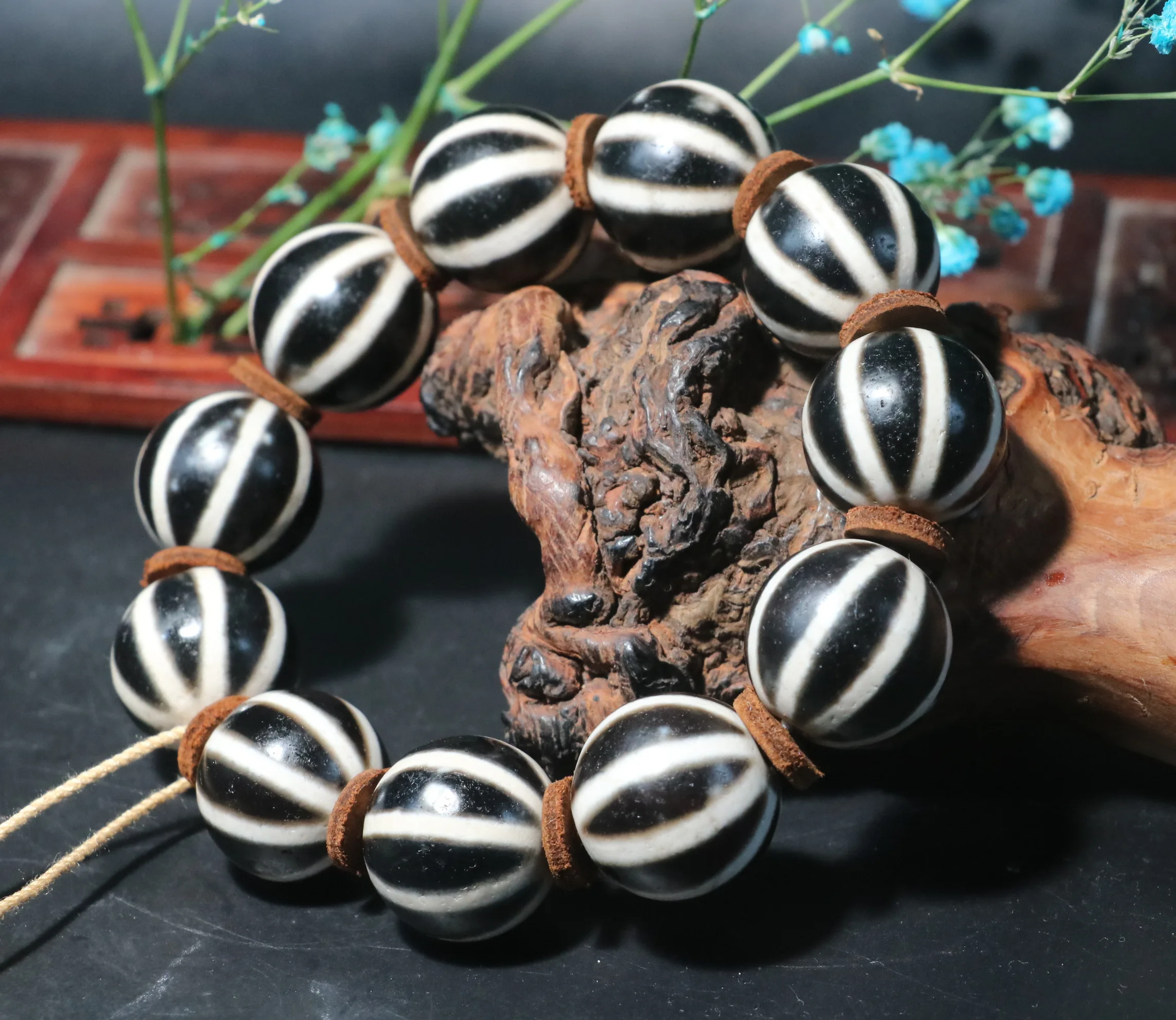 

No.210126N14 Magic Tibetan Old Agate Black Color 8 Line Pumpkin Round dZi Bead Bracelet 20MMs Good Saurces