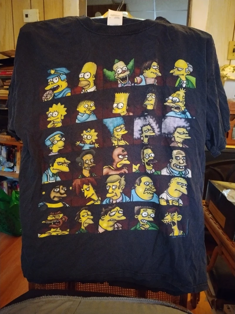 THE SIMPSONS Large UNISEX T-shirt Is A Summer Bestseller with 30 Unique Characters. It's in Excellent Condition in 2010