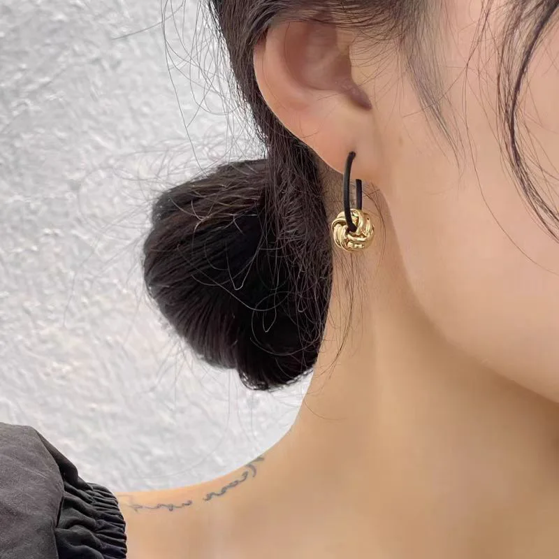 

European And American Geometric Twist Black Ear Loop Simple Metal Personality Temperament Suitable For Women To Wear Accessories