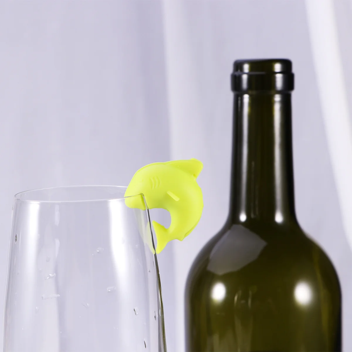 

12 pcs Wine Charms Silicone Drink Markers Shark Shape Reusable Identifiers For Party Cocktail Bar Events Kitchen Bar Supplies