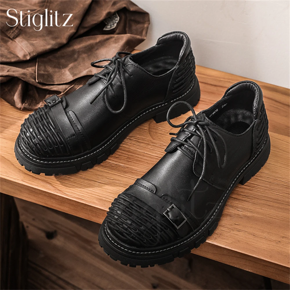 Zapatos de hombre de piel de vaca con punta redonda grande, zapatos informales bajos, zapatos casuales de estilo británico a la moda, zapatos de cuero negros, marrones y grises en Stock